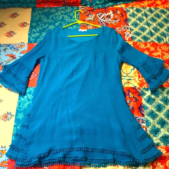 turquoise dress with a pretty design at the bottom and at the end of the sleeves - Picture 1 of 3
